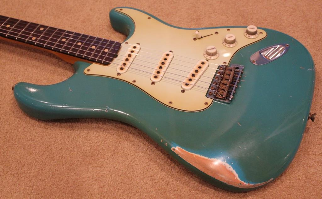 2014_Fender_Stratocaster_John_Cruz_Masterbuilt.jpg